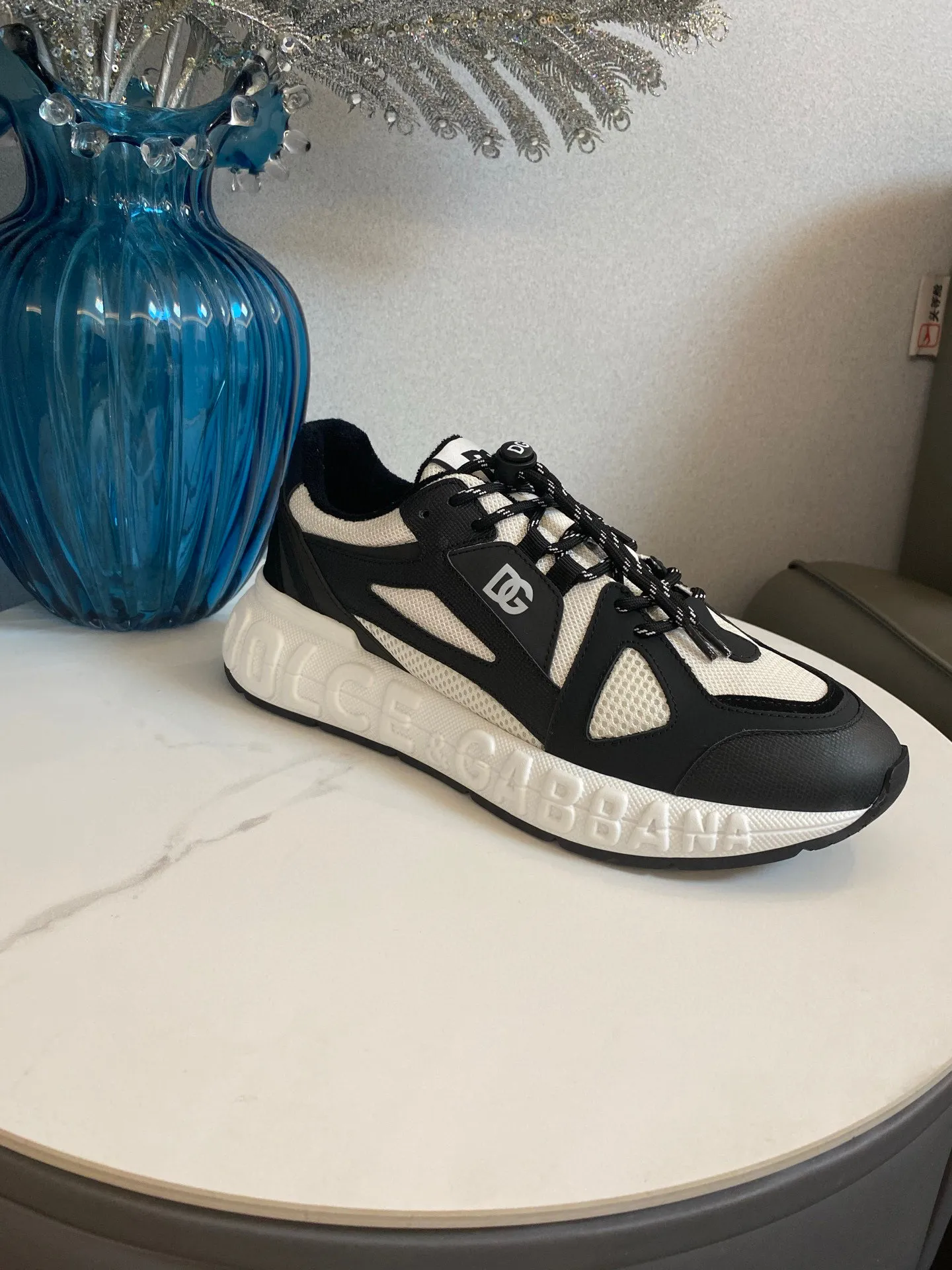 Men's men's shoes💰580 Dolce&Gabbana Dolce & Gabbana's latest popular D&G couple's dad shoes Airmaster series casual sports shoes original purchase development and production Airmaster shoes draw inspiration from Daymaster's iconic shape, while lightening the middle part of the sole to present a more sporty appearance. Nylon upper with contrasting suede and calfskin details. The tongue, heel and back sole are embellished with the DG logo, and the micro-injection logo rubber label is the icing on the cake. Exquisitely packaged at the delivery counter🛍📦 ▪️ Fabric: Original imported first-layer cowhide ▪️ Lining: Customized breathable towel lining ▪️ Sole: Original molded PU+TPU material ▪️ Bottom thickness: 5CM ▪️ Size: Women's 35-40/Men's 39-44 (45 46 customized)